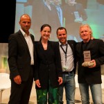 Marketingleiter Chris Schnöller (2.v.r.) & AREA47-GF Hans Neuner nehmen die Auszeichnung von Hubert Siller (MCI Tourismus) und Alps-Herausgeberin Charlotte Seeling entgegen.