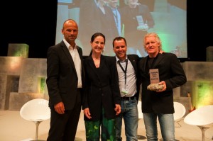Marketingleiter Chris Schnöller (2.v.r.) & AREA47-GF Hans Neuner nehmen die Auszeichnung von Hubert Siller (MCI Tourismus) und Alps-Herausgeberin Charlotte Seeling entgegen. 
