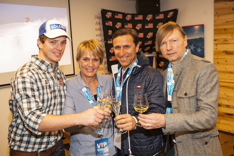 Der Ötztaler Skifahrer Florian Scheiber mit Jutta Kleinschmidt, Josef Margreiter und Hubert Lepka. Foto: Ötztal Tourismus / Lorenzi