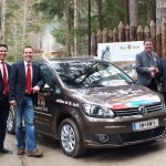 Mit dem Ötzi-Dorf auf Tour: Übergabe des "Ötzi-Auto" 2013 von den Vertretern des Autohaus Kapferer an Leonhard Falkner, Geschäftsführer Ötzi Dorf. Foto: Ötzi Dorf