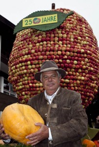 Hubert Wammes vor dem riesigen Apfel.